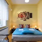 Lägenhet Big Cosy Retro Apt, Free Parking, 15min Oldtown & Kazimierz - By Homelike