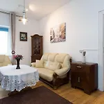 Big Cosy Retro Apt, Free Parking, 15min Oldtown & Kazimierz - By Homelike *